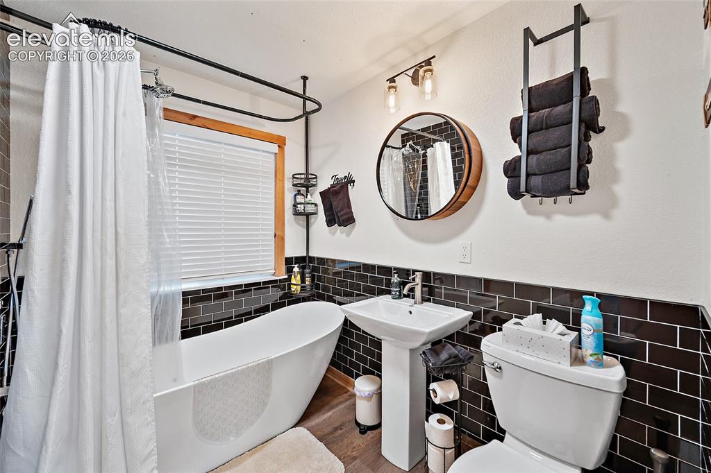 Image 13 of 27: Bathroom