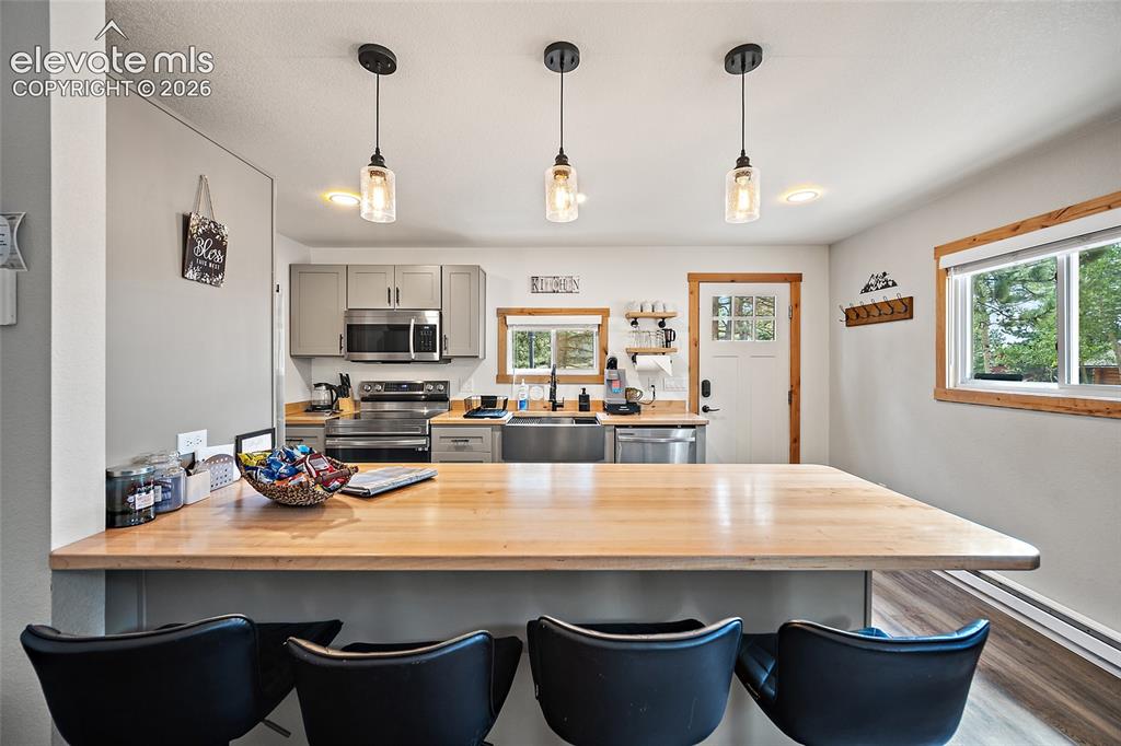 Image 14 of 27: Kitchen