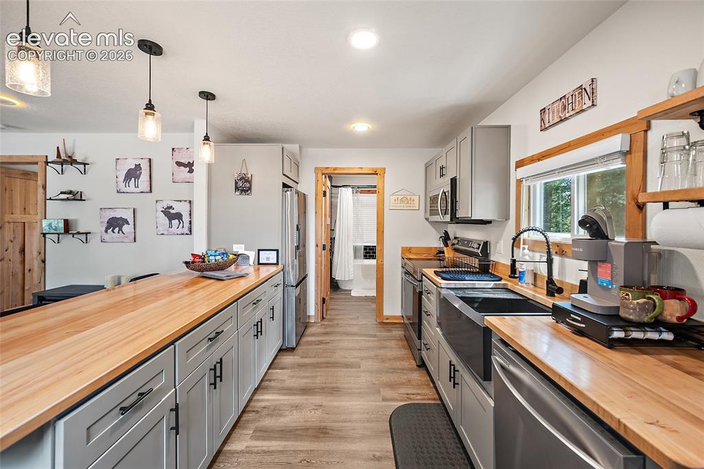 Image 4 of 27: Kitchen