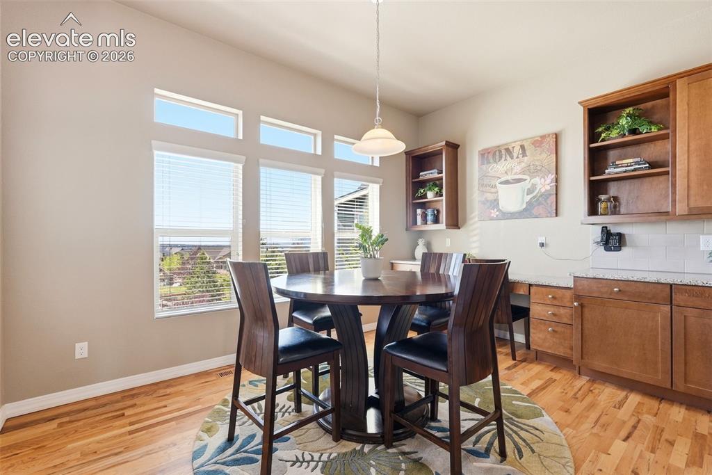 Image 11 of 50: Dining Area