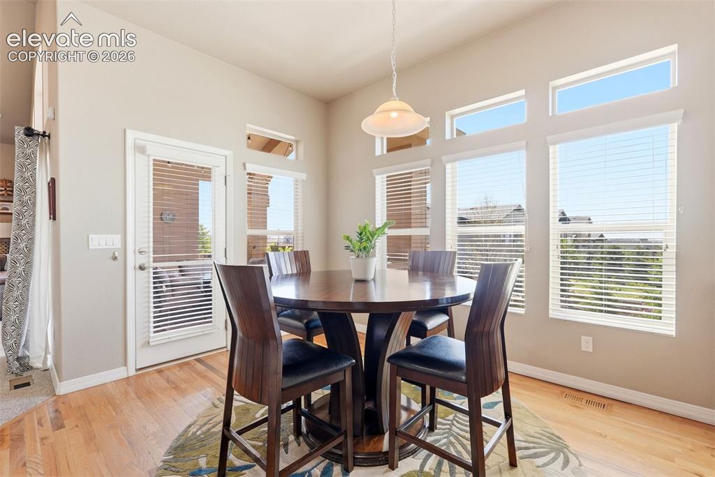 Image 12 of 50: Dining Area