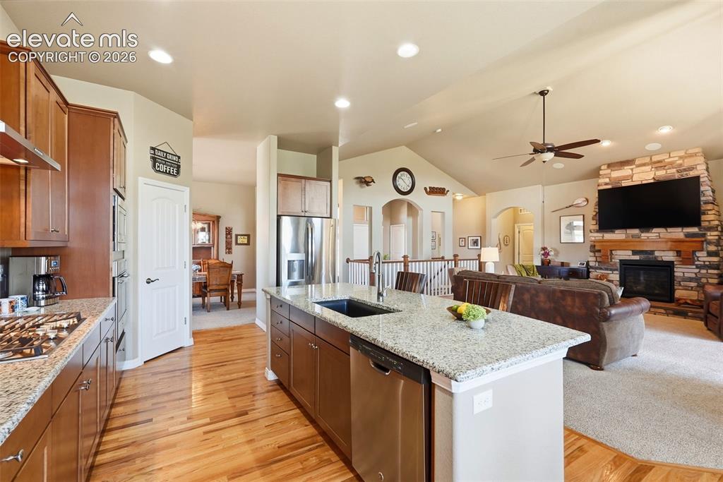 Image 9 of 50: Kitchen
