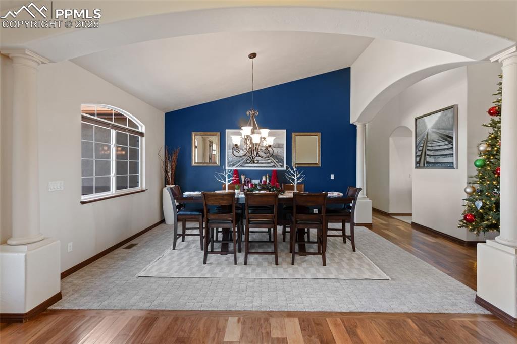 Image 10 of 50: Dining Area