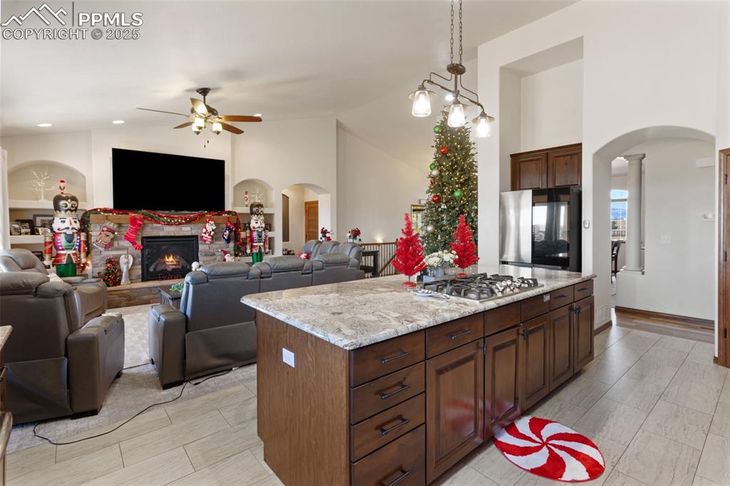 Image 16 of 50: Kitchen