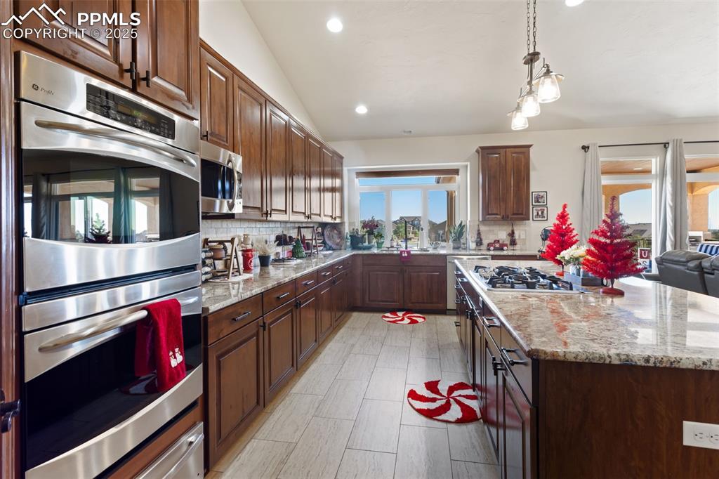 Image 17 of 50: Kitchen