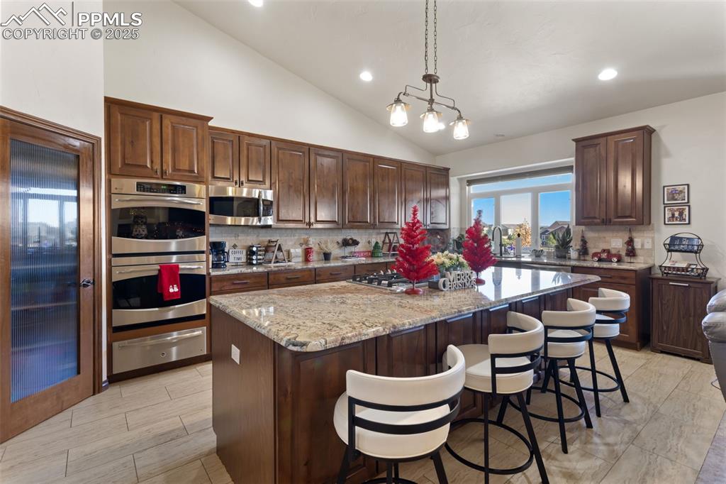 Image 18 of 50: Kitchen