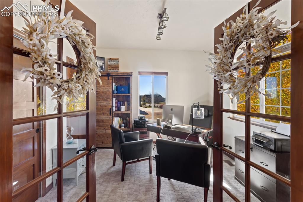 Image 19 of 50: Office