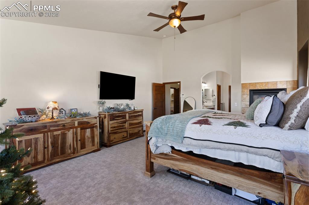 Image 22 of 50: Bedroom