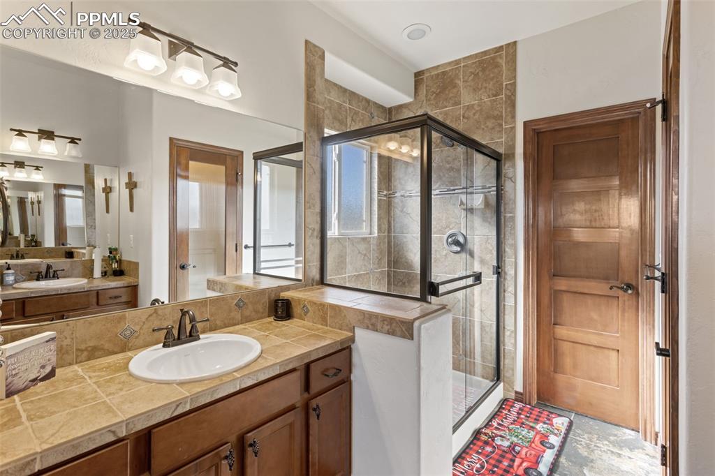 Image 27 of 50: Bathroom