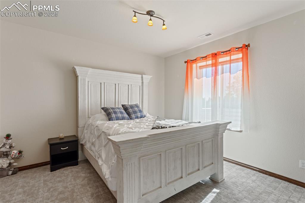 Image 31 of 50: Bedroom