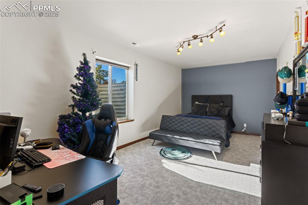 Image 34 of 50: Bedroom