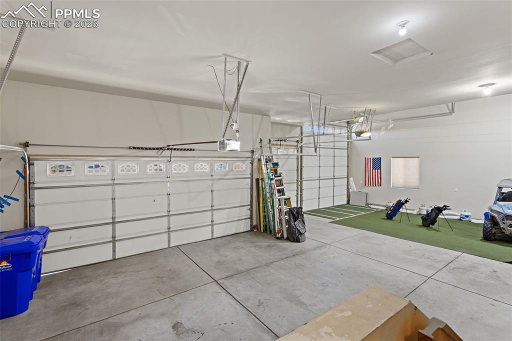 Image 39 of 50: Garage