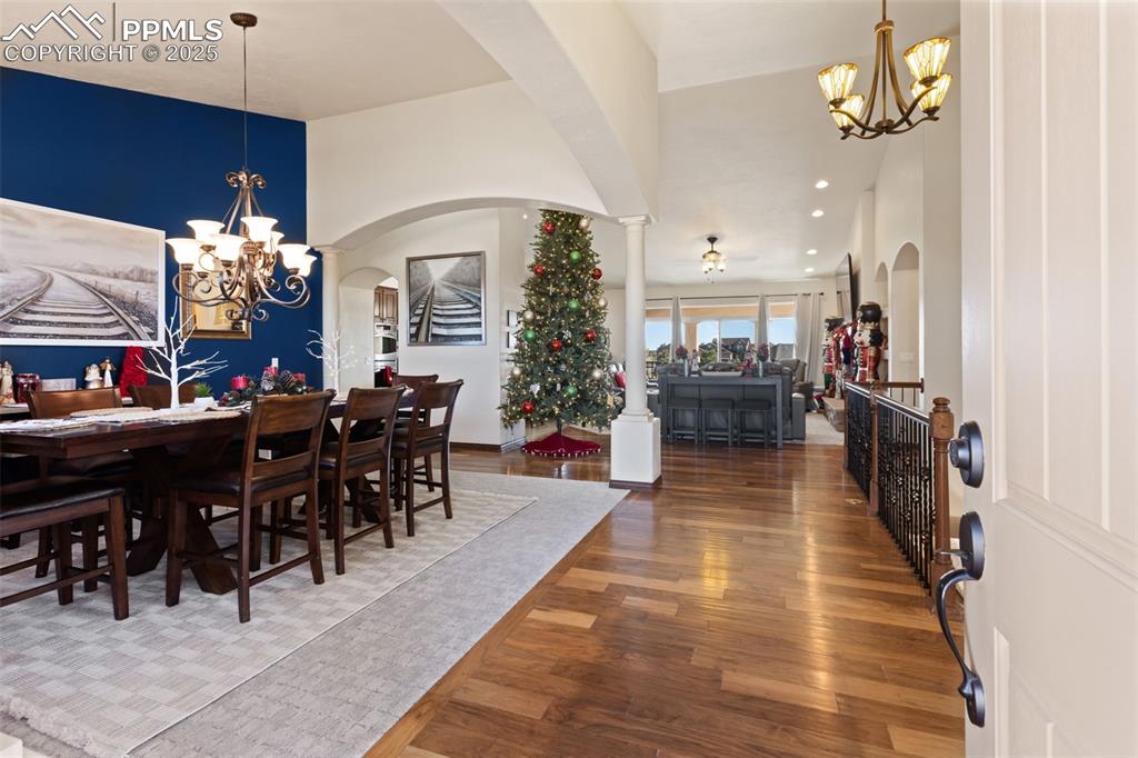 Image 9 of 50: Dining Area