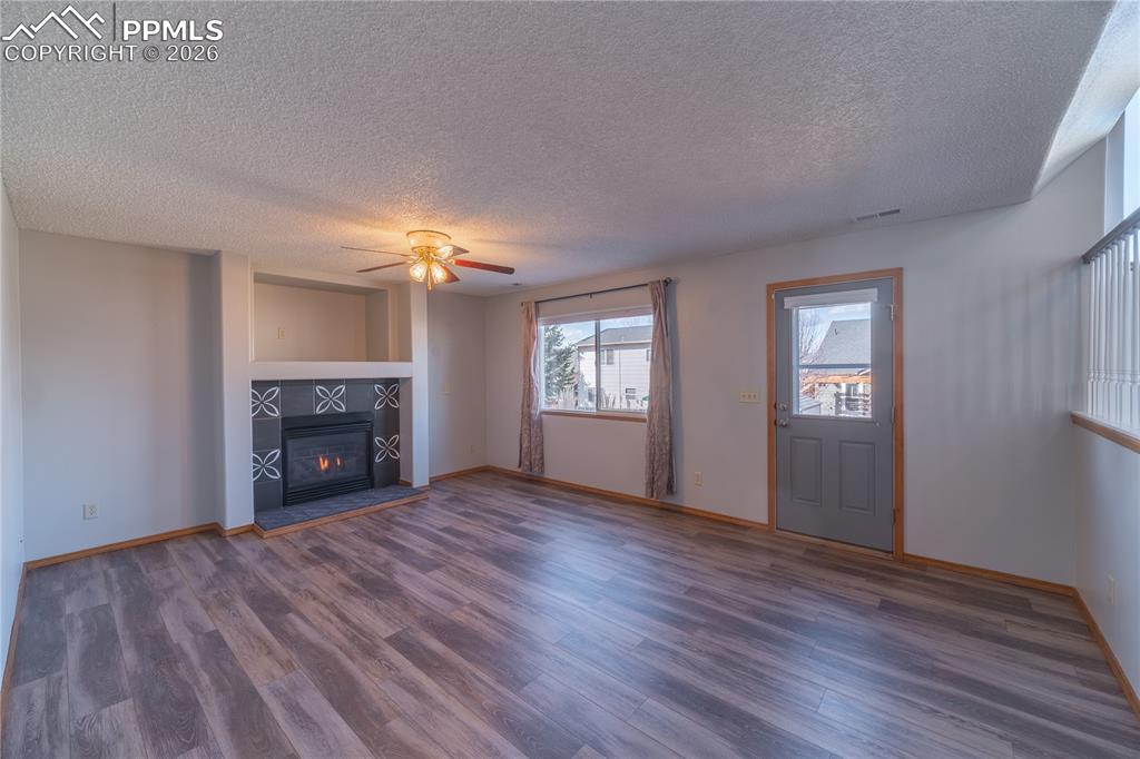 Image 12 of 35: Living Room