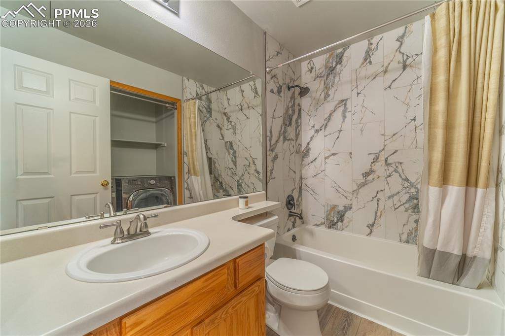 Image 20 of 35: Bathroom