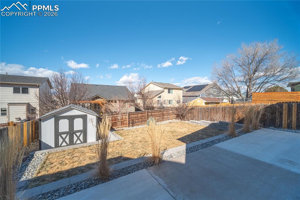 Image 24 of 35: Yard