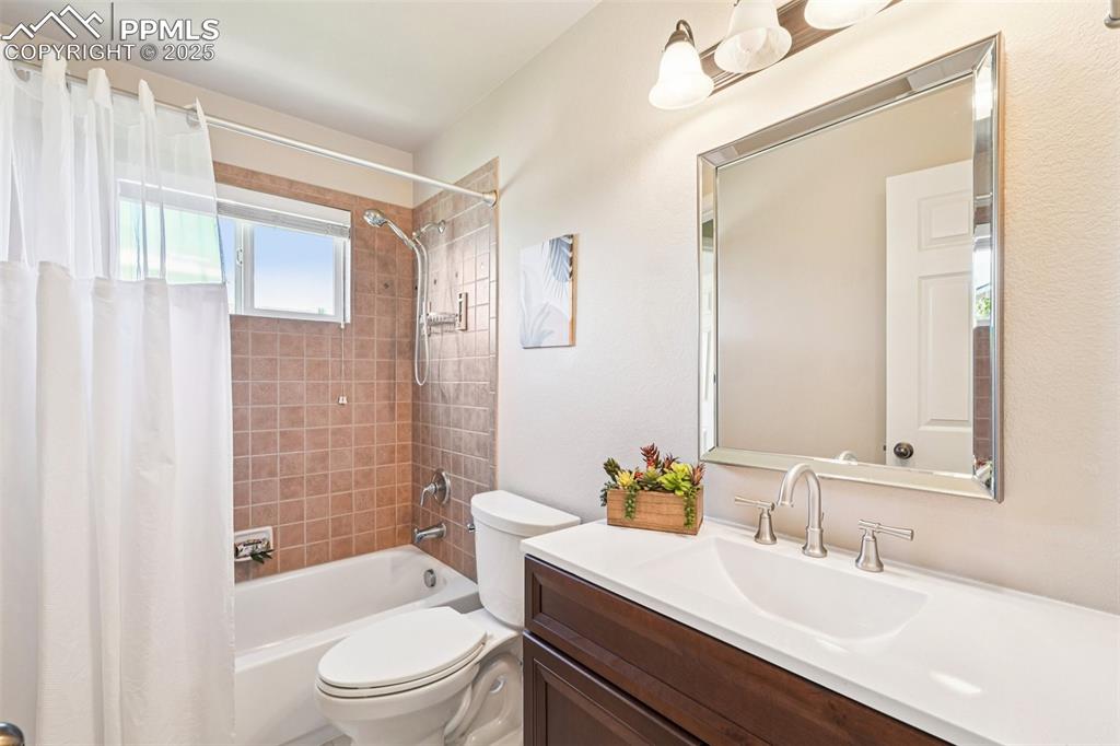 Image 26 of 45: The other two bedrooms on the main level share this bathroom.
