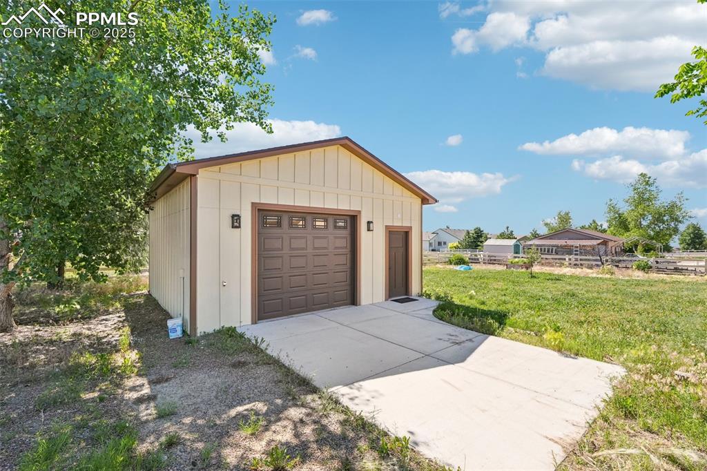 Image 45 of 45: Workshop, detached garage.