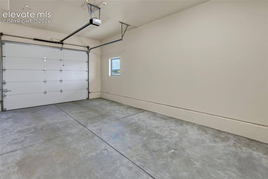 Image 14 of 18: Garage