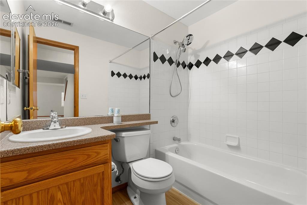 Image 28 of 45: Bathroom