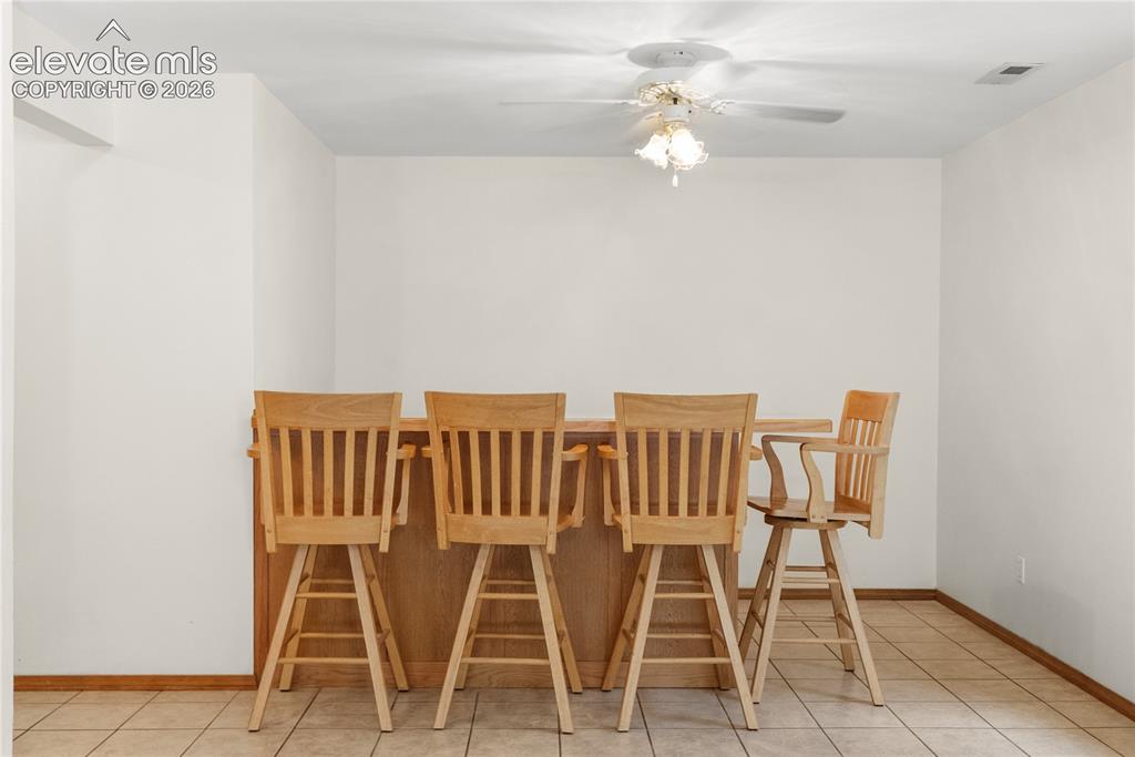 Image 32 of 45: Dining Area