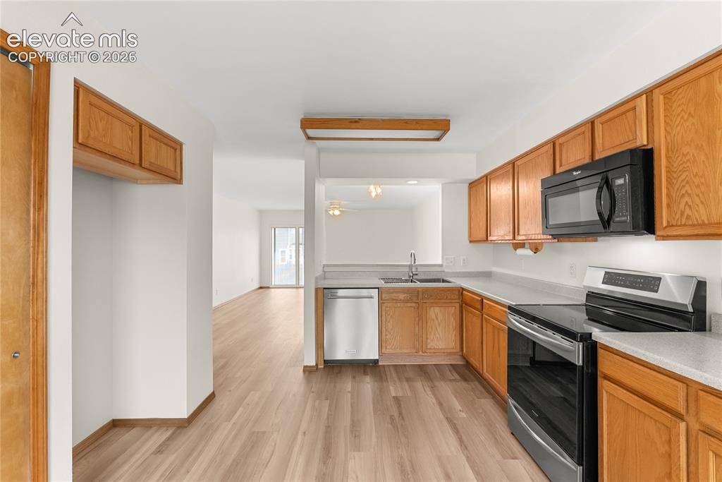 Image 9 of 45: Kitchen