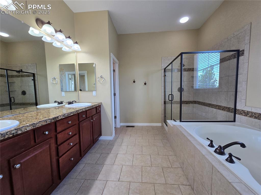 Image 12 of 27: Primary 5-Piece Bath