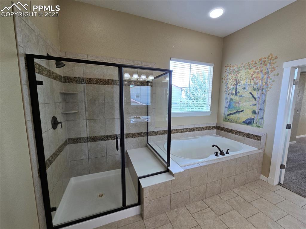 Image 13 of 27: Primary 5-Piece Bath