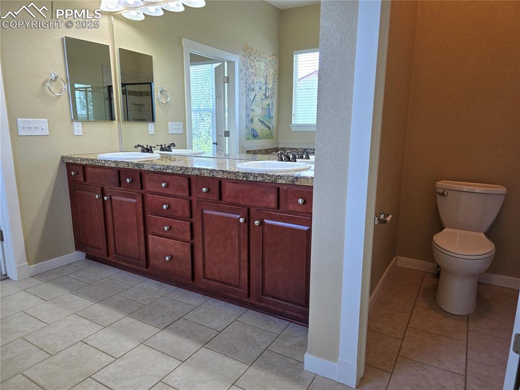 Image 14 of 27: Primary 5-Piece Bath