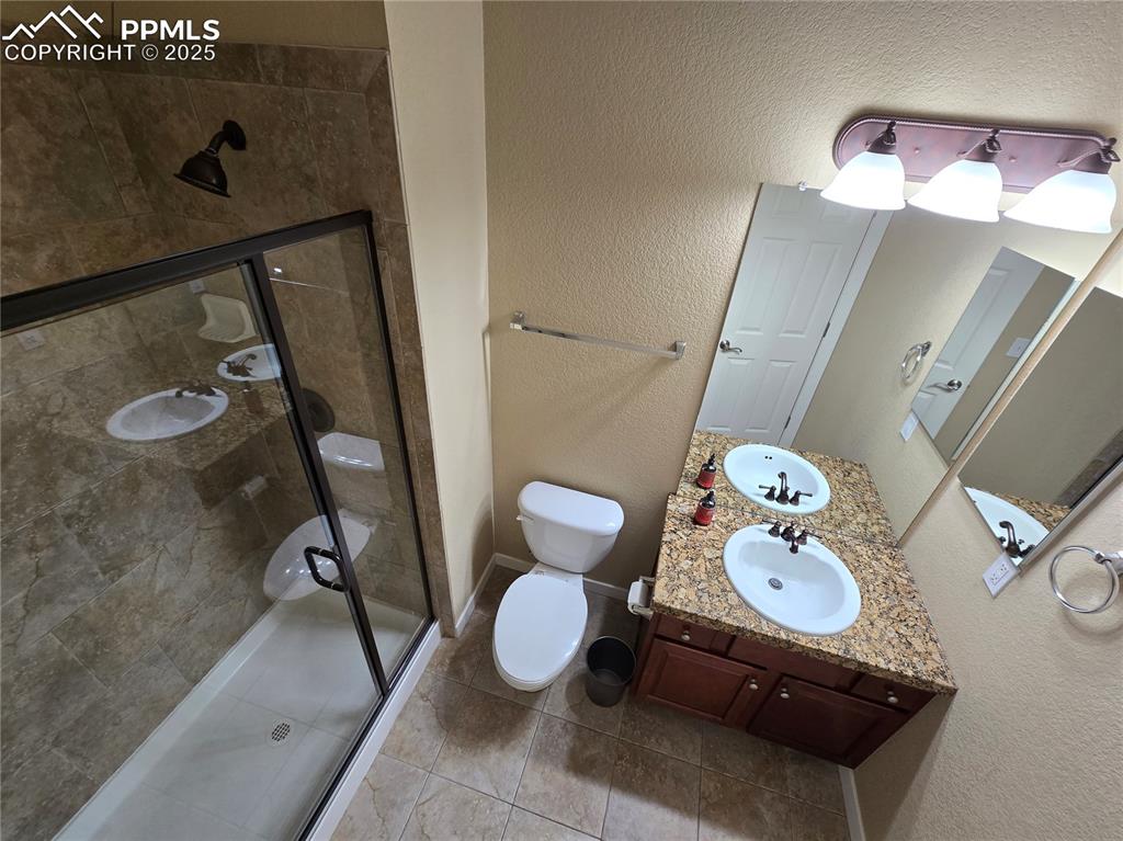 Image 16 of 27: Main Bathroom