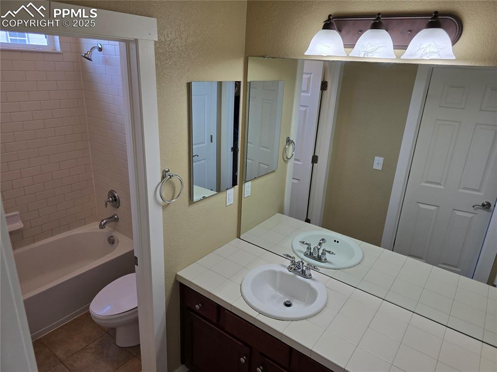 Image 19 of 27: Guest Bathroom