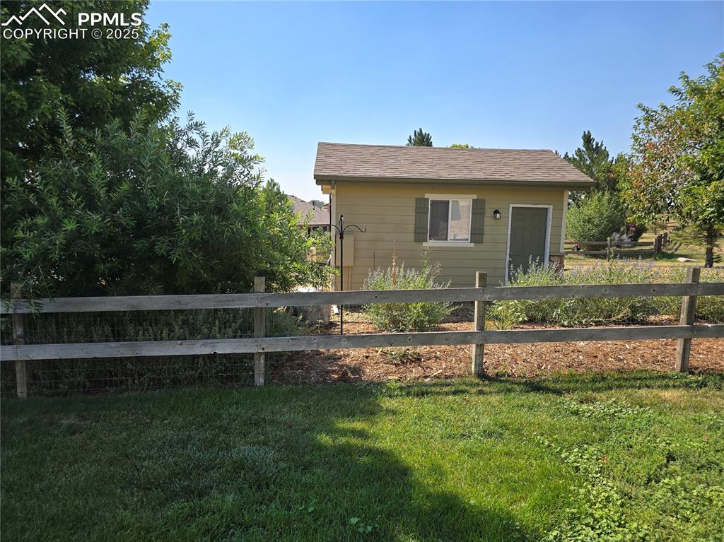 Image 22 of 27: Office / Workshop