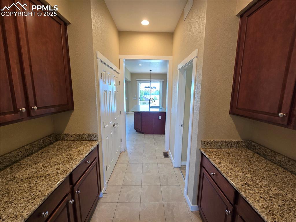 Image 4 of 27: Butler Pantry