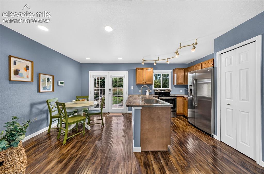 Image 15 of 38: Kitchen