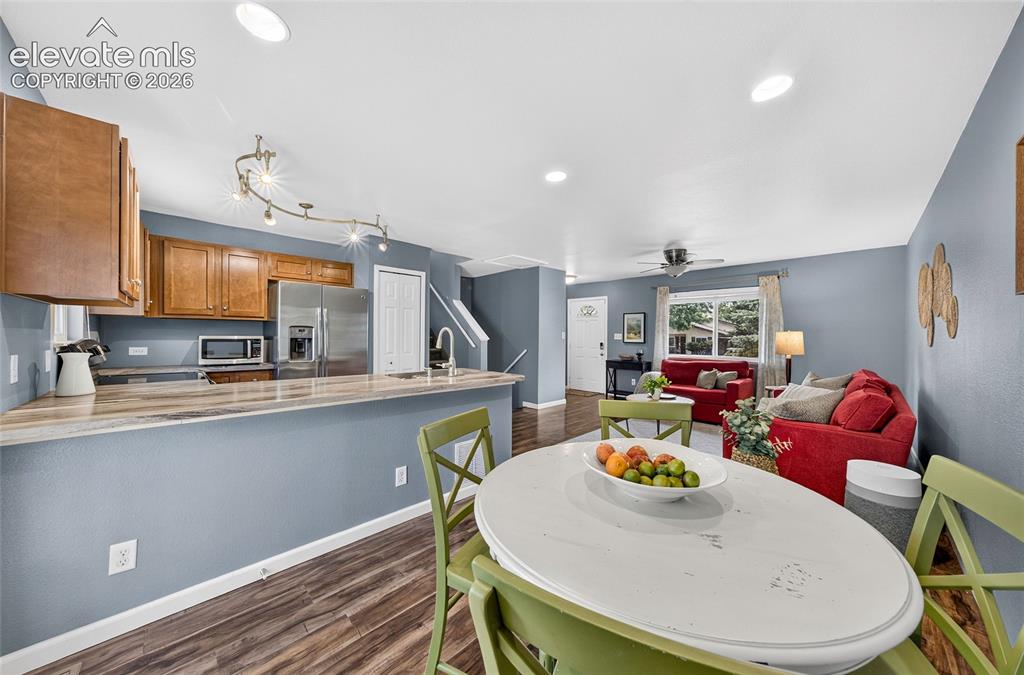 Image 16 of 38: Dining Area