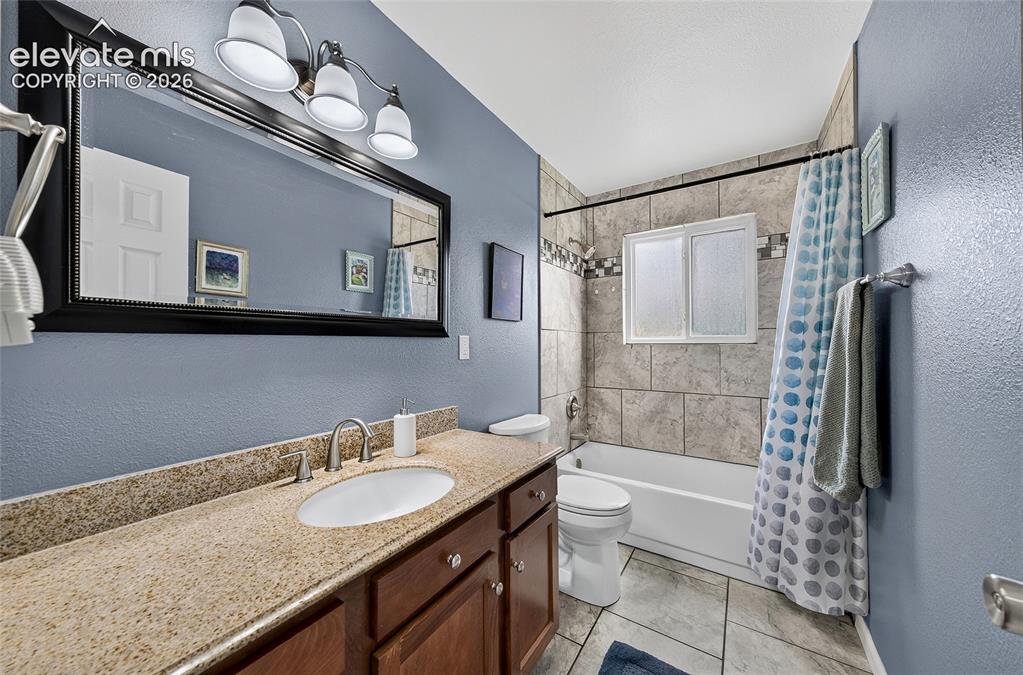 Image 31 of 38: Bathroom