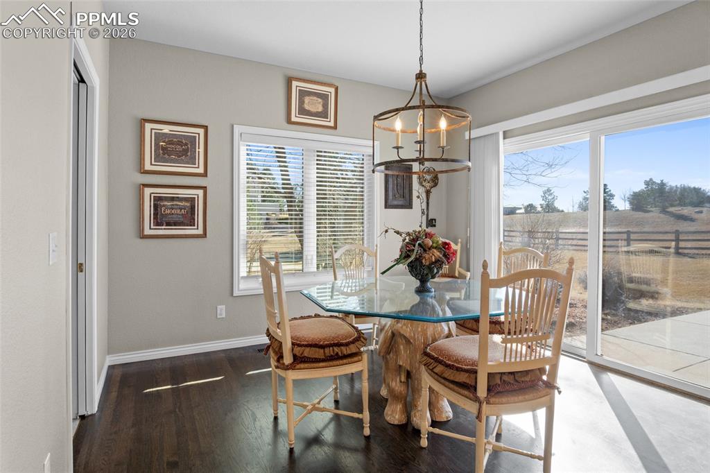 Image 18 of 47: Dining Area