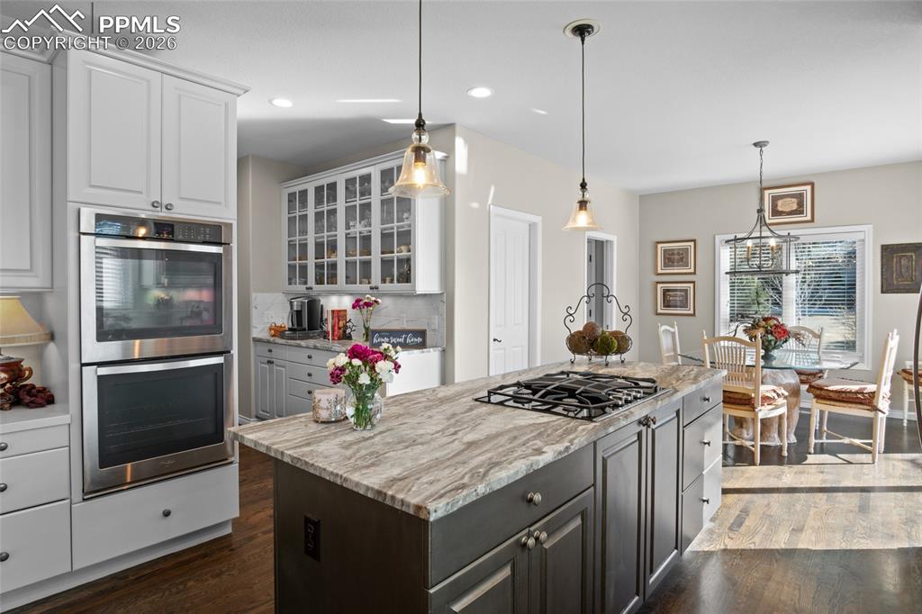 Image 19 of 47: Kitchen