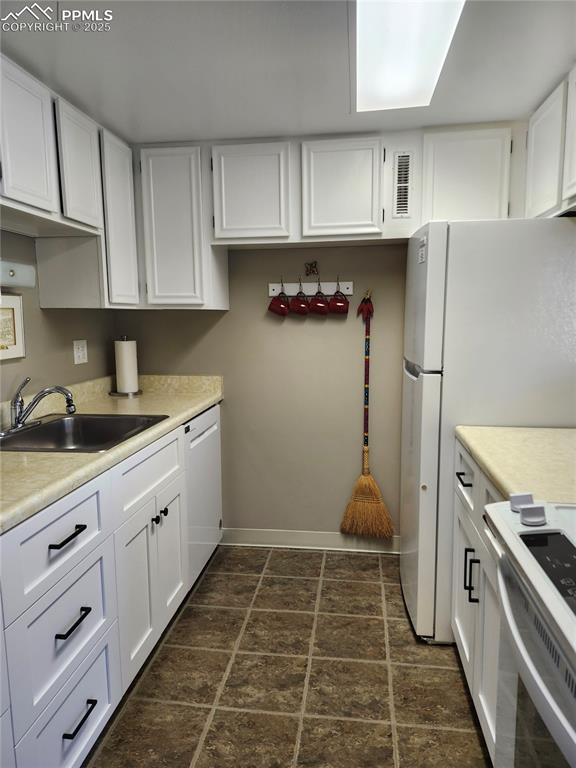 Image 10 of 27: Kitchen