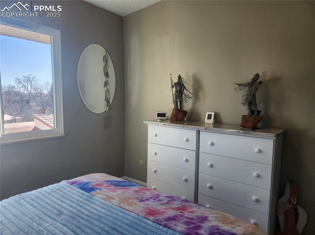 Image 15 of 27: Bedroom