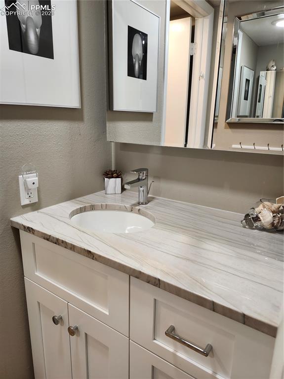 Image 17 of 27: Bathroom