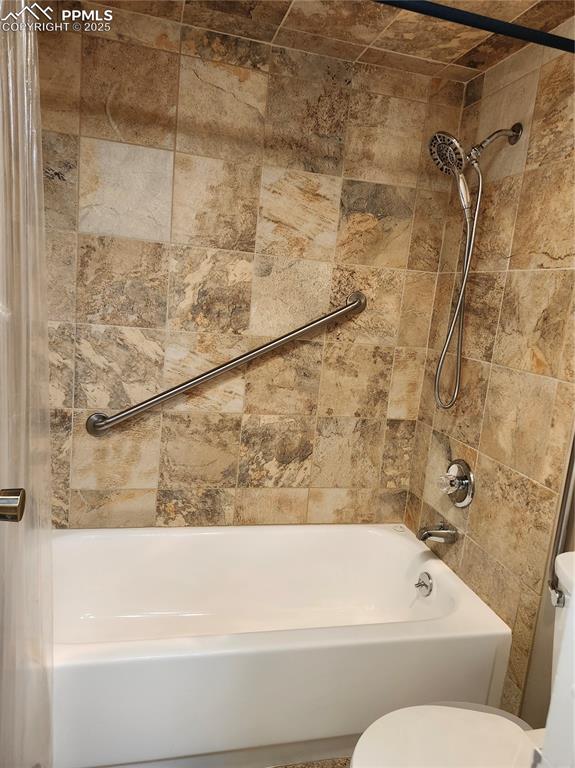 Image 18 of 27: Bathroom