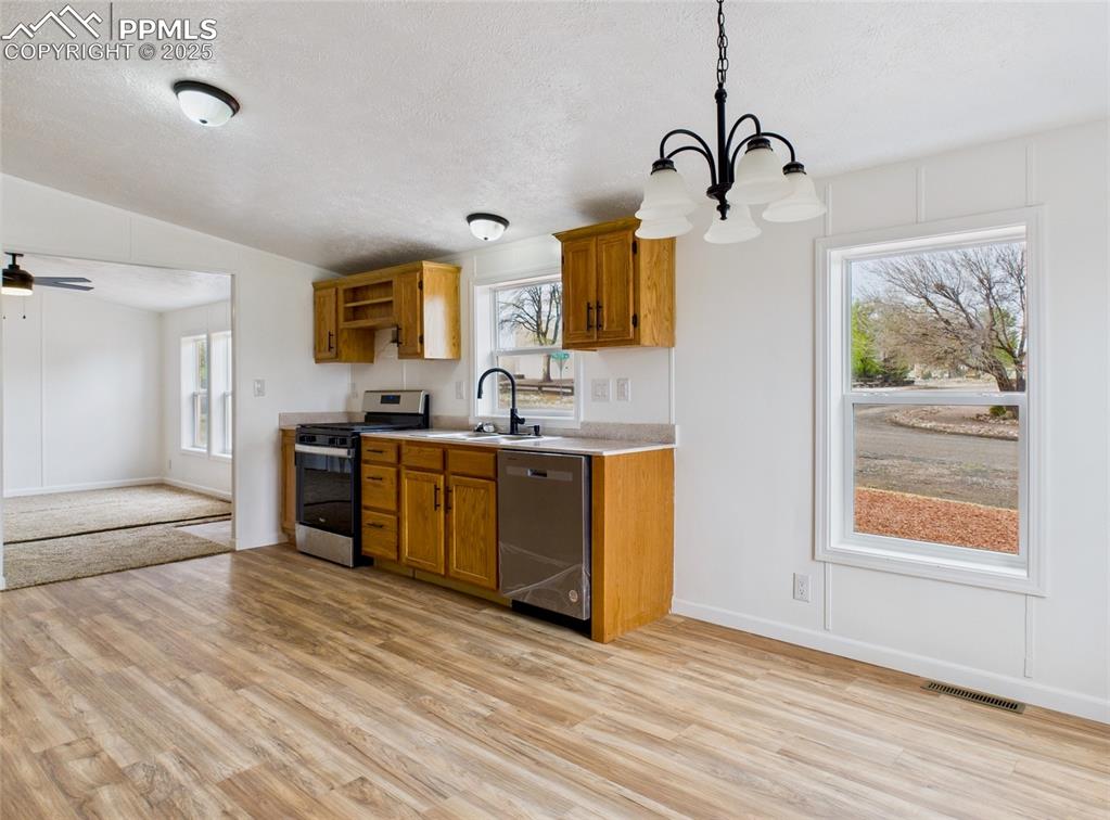 Image 17 of 44: Kitchen
