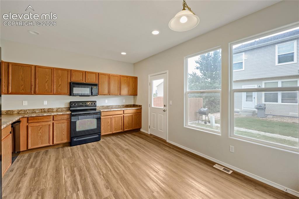 Image 11 of 29: Kitchen