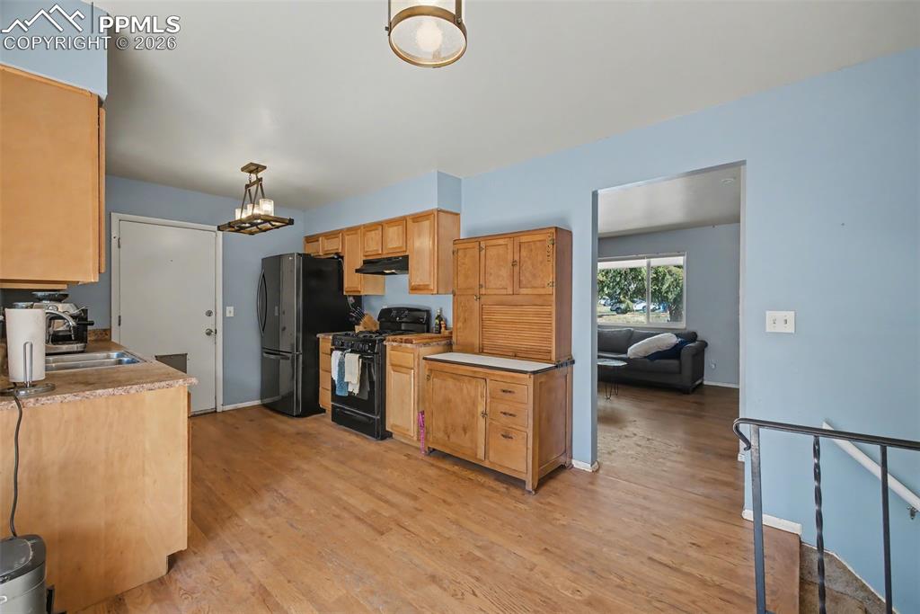 Image 10 of 37: Kitchen
