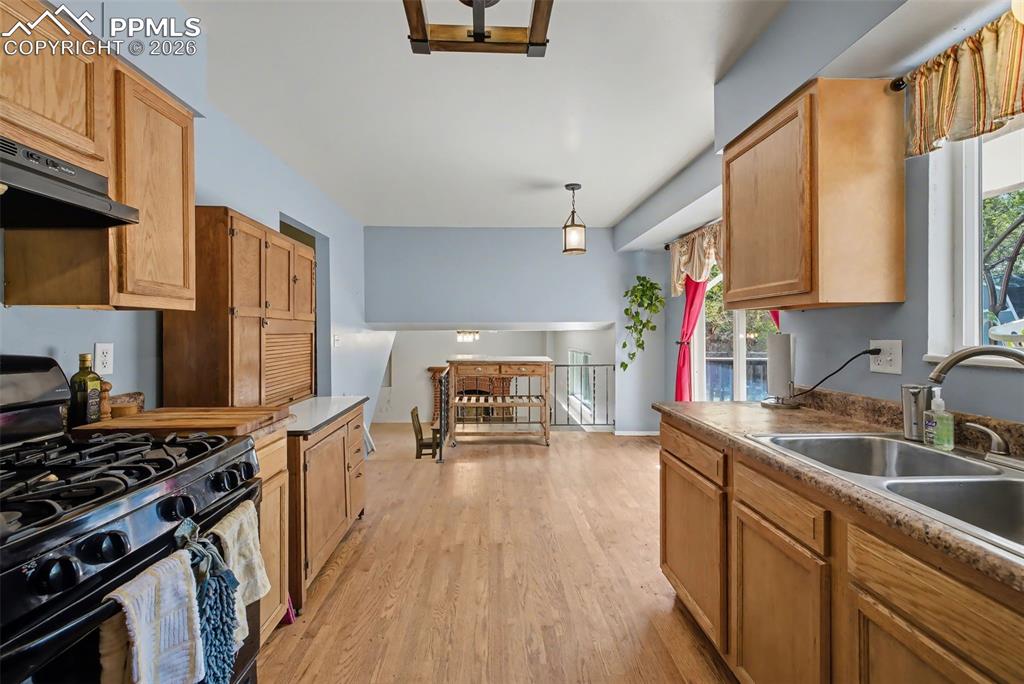 Image 11 of 37: Kitchen