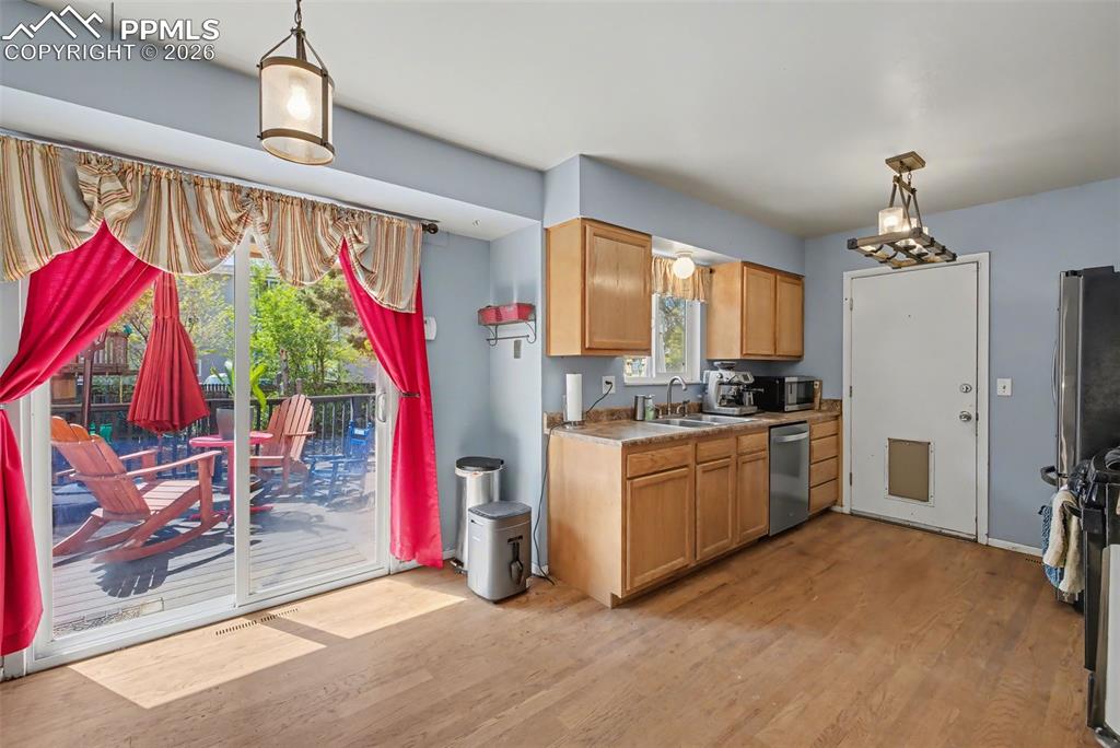 Image 12 of 37: Dining Area