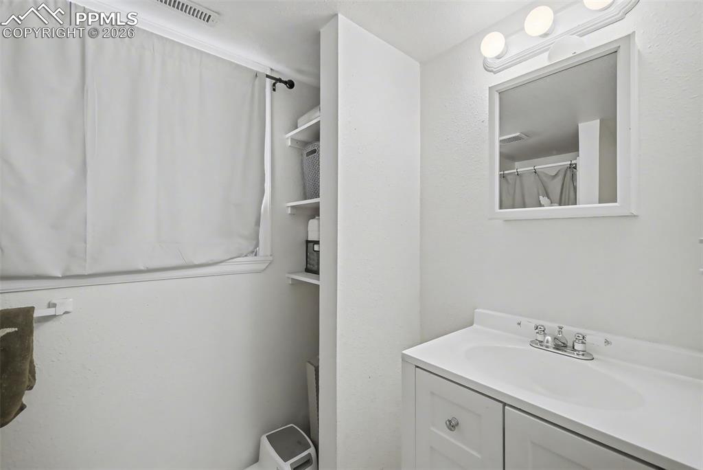 Image 24 of 37: Bathroom