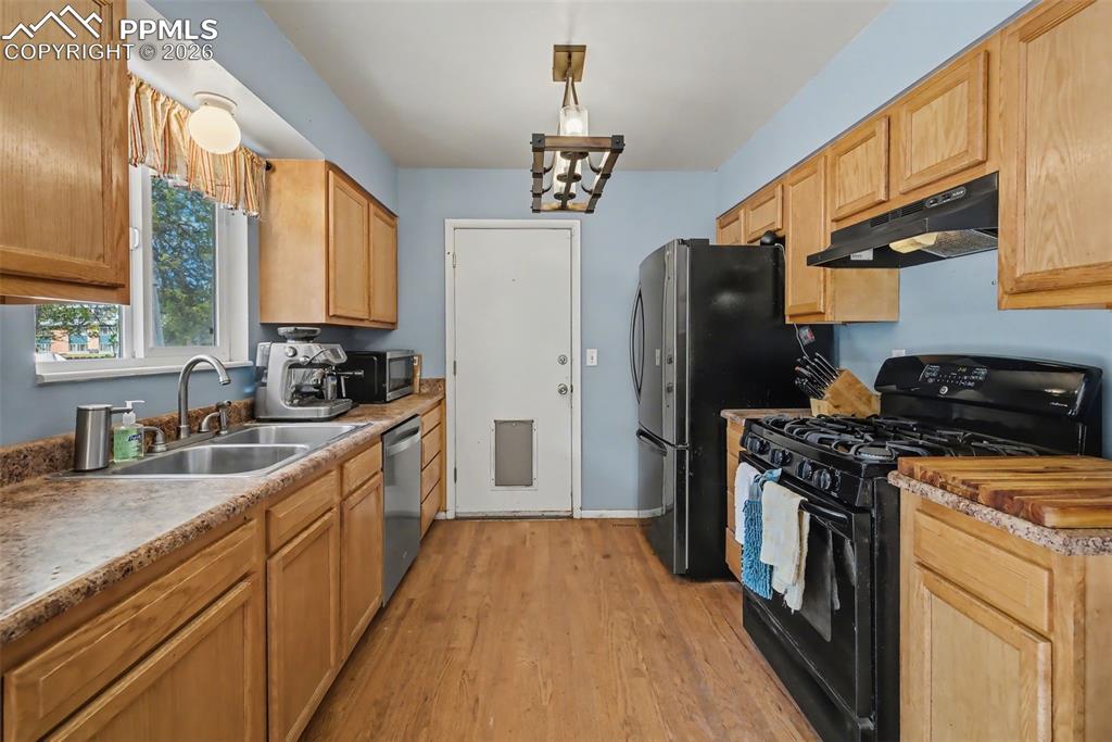 Image 7 of 37: Kitchen