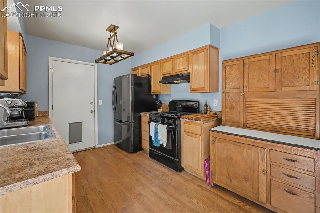 Image 8 of 37: Kitchen